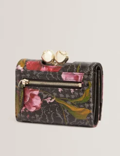 Kleine Handtasche aus bedrucktem Leder mit Rosenverschluss