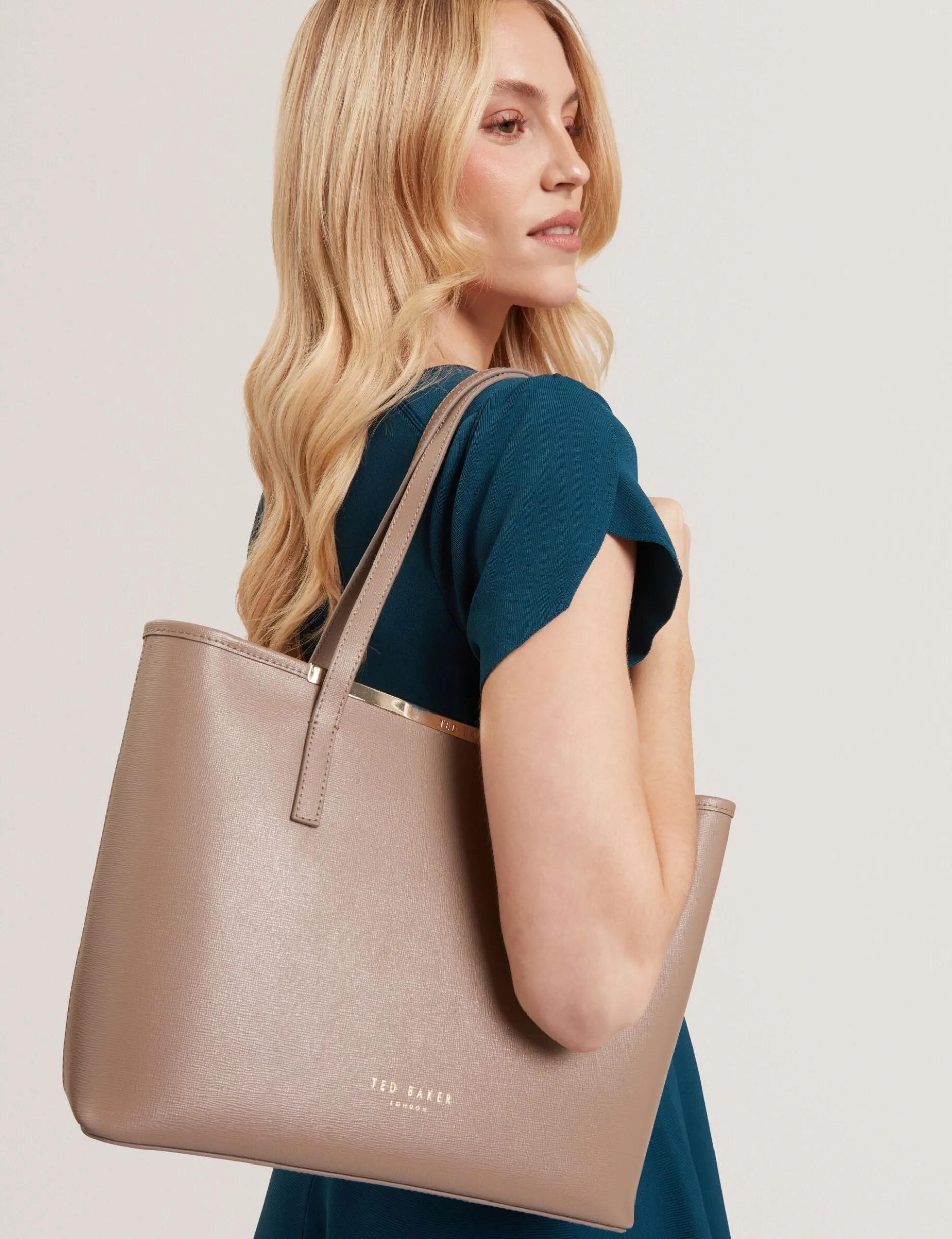 Kleine Henkeltasche aus Leder
