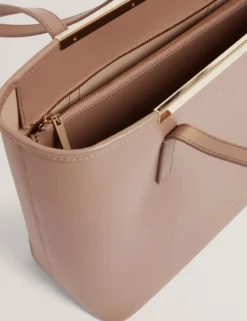 Kleine Henkeltasche aus Leder