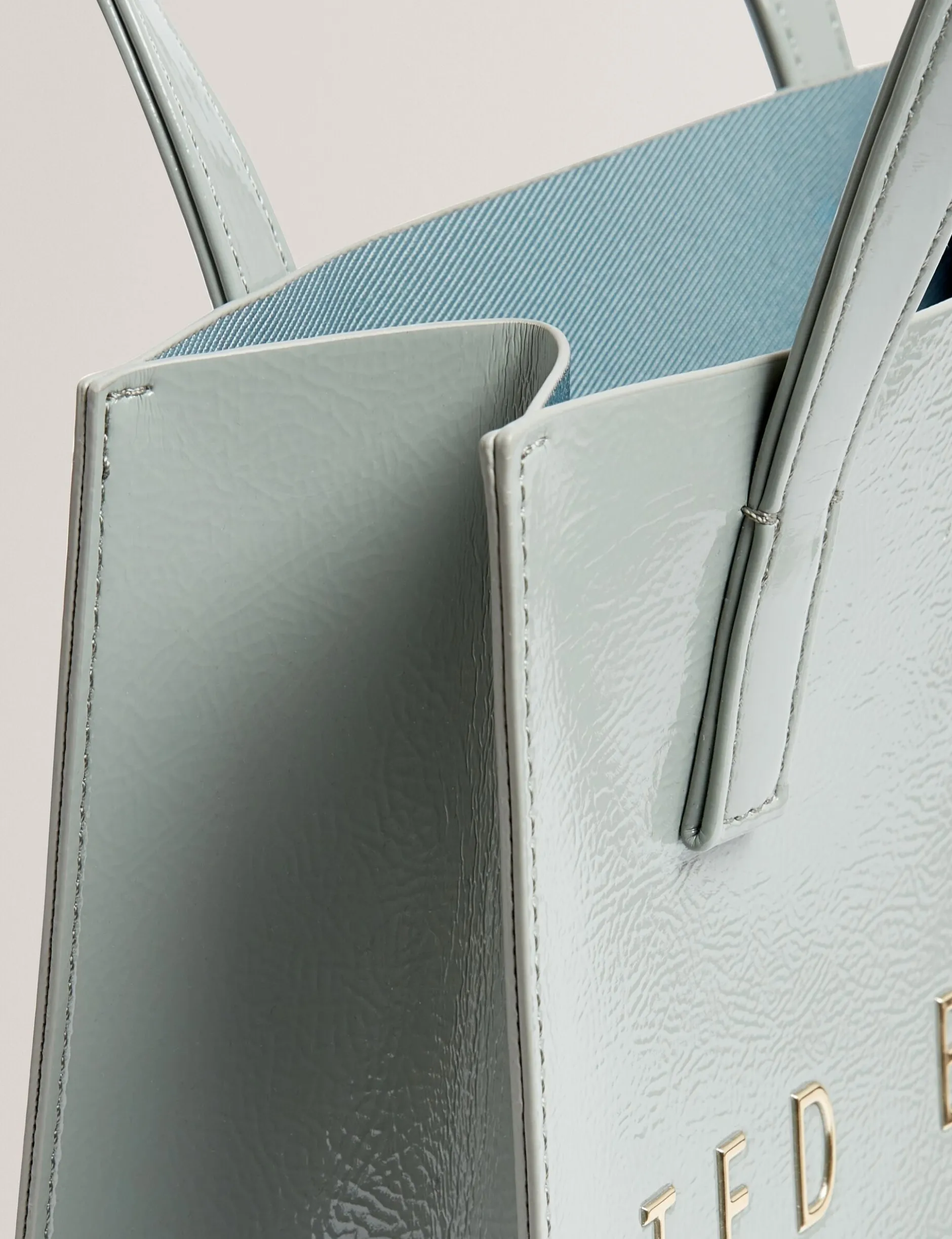 Kleine Tragetasche mit Crinkle-Textur und Icon-Motiv