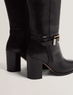 Kniehohe Lederstiefel mit Gürteldetail und Absatz