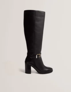 Kniehohe Lederstiefel mit Gürteldetail und Absatz
