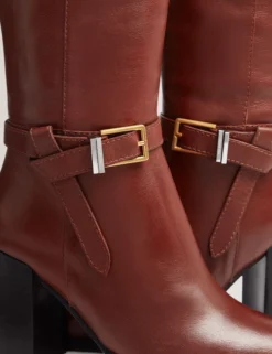 Kniehohe Lederstiefel mit Gürteldetail und Absatz