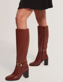 Kniehohe Lederstiefel mit Gürteldetail und Absatz