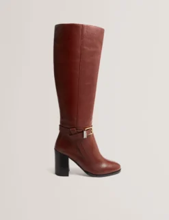 Kniehohe Lederstiefel mit Gürteldetail und Absatz
