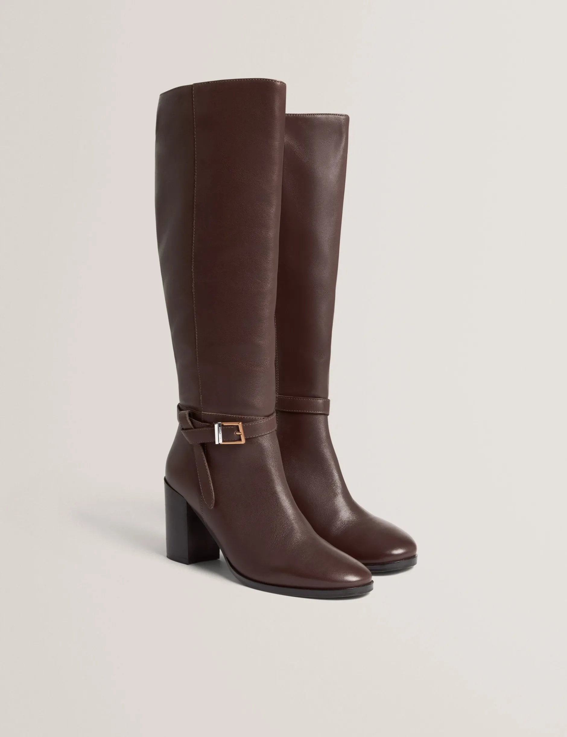Kniehohe Lederstiefel mit Gürteldetail und Absatz