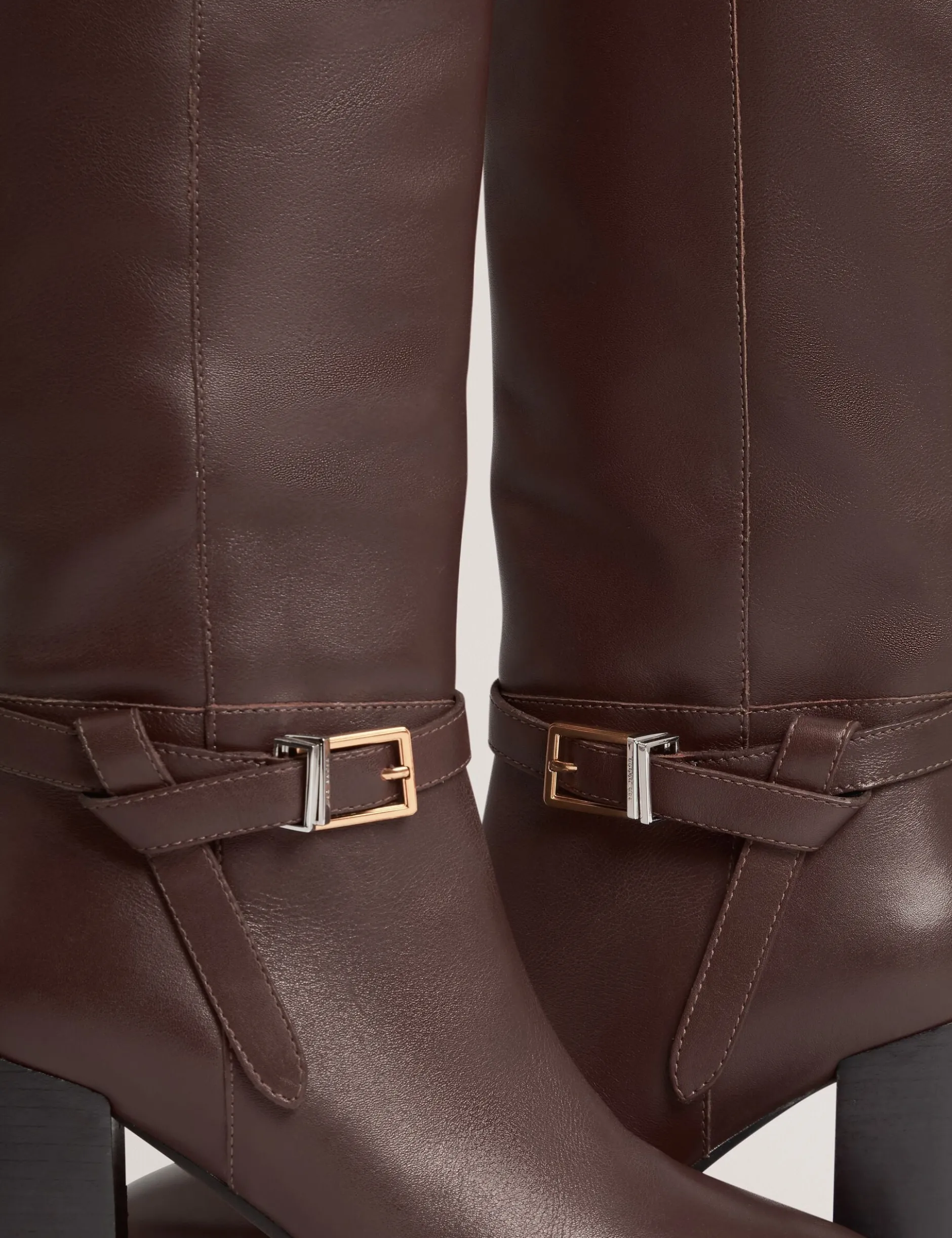 Kniehohe Lederstiefel mit Gürteldetail und Absatz
