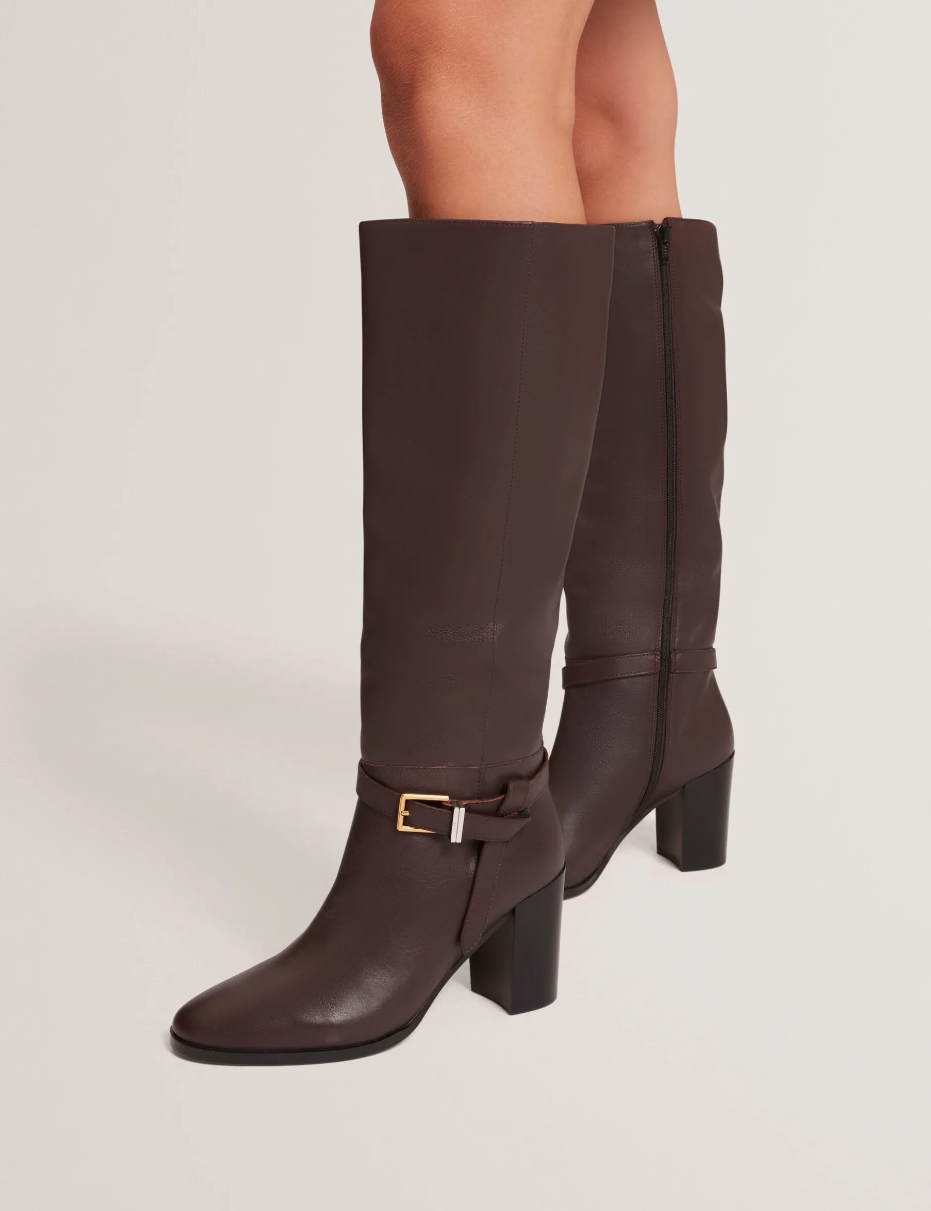 Kniehohe Lederstiefel mit Gürteldetail und Absatz