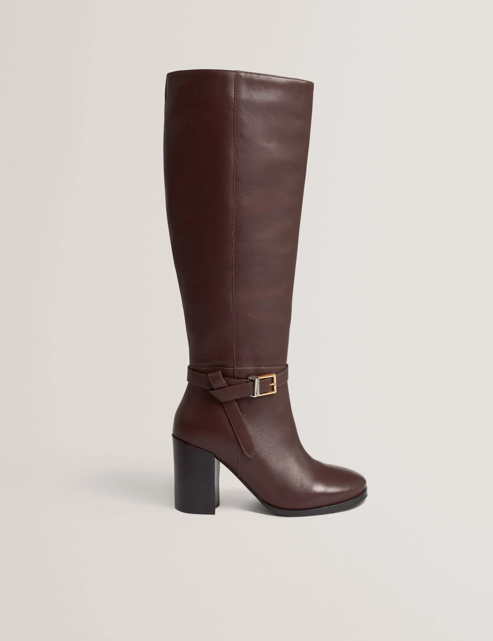 Kniehohe Lederstiefel mit Gürteldetail und Absatz