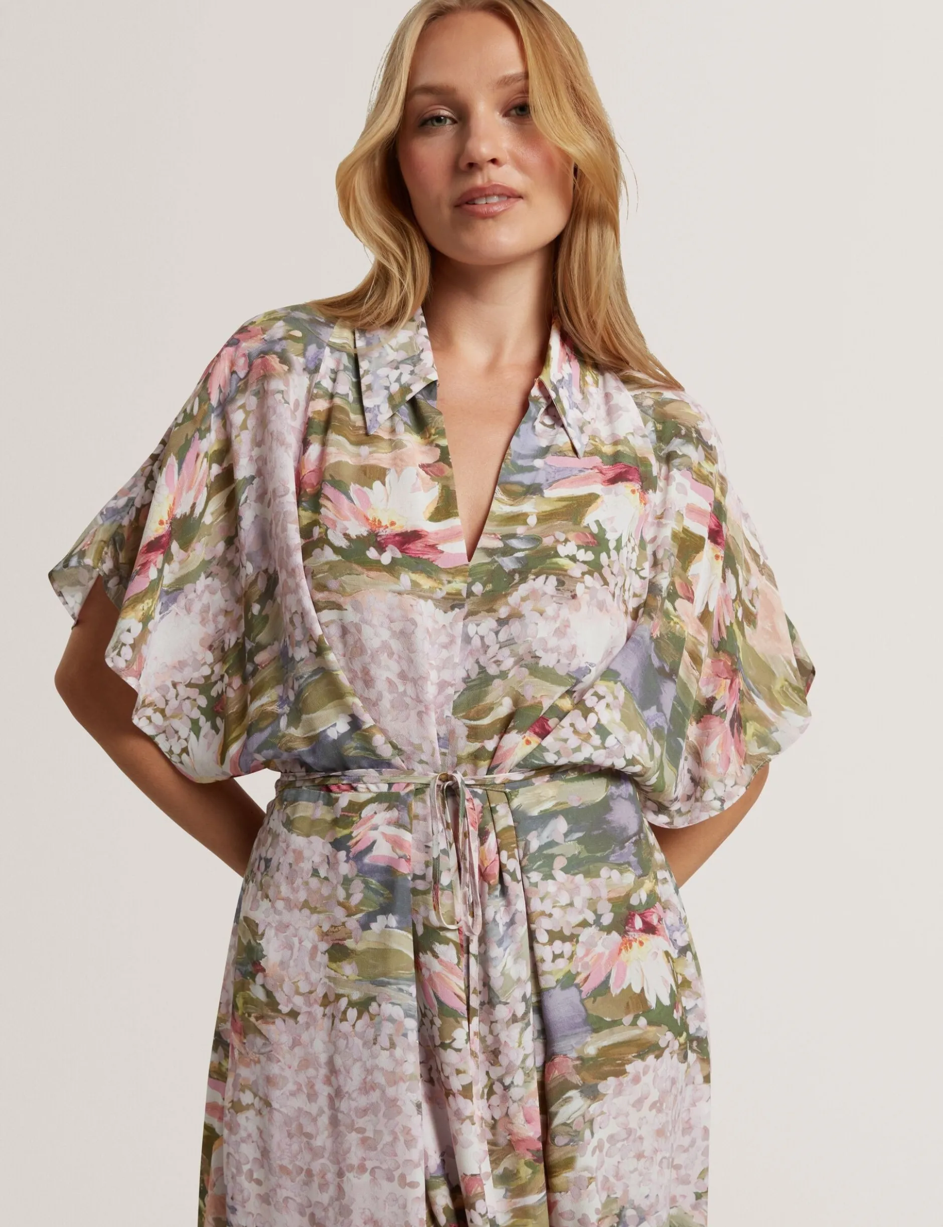 Kurzarm-Hemdkleid mit Seerosenmuster