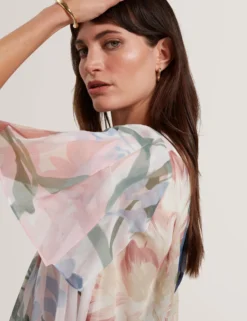 Kurzarm-Top mit Blumenmuster und Falten, Engelsmotiv