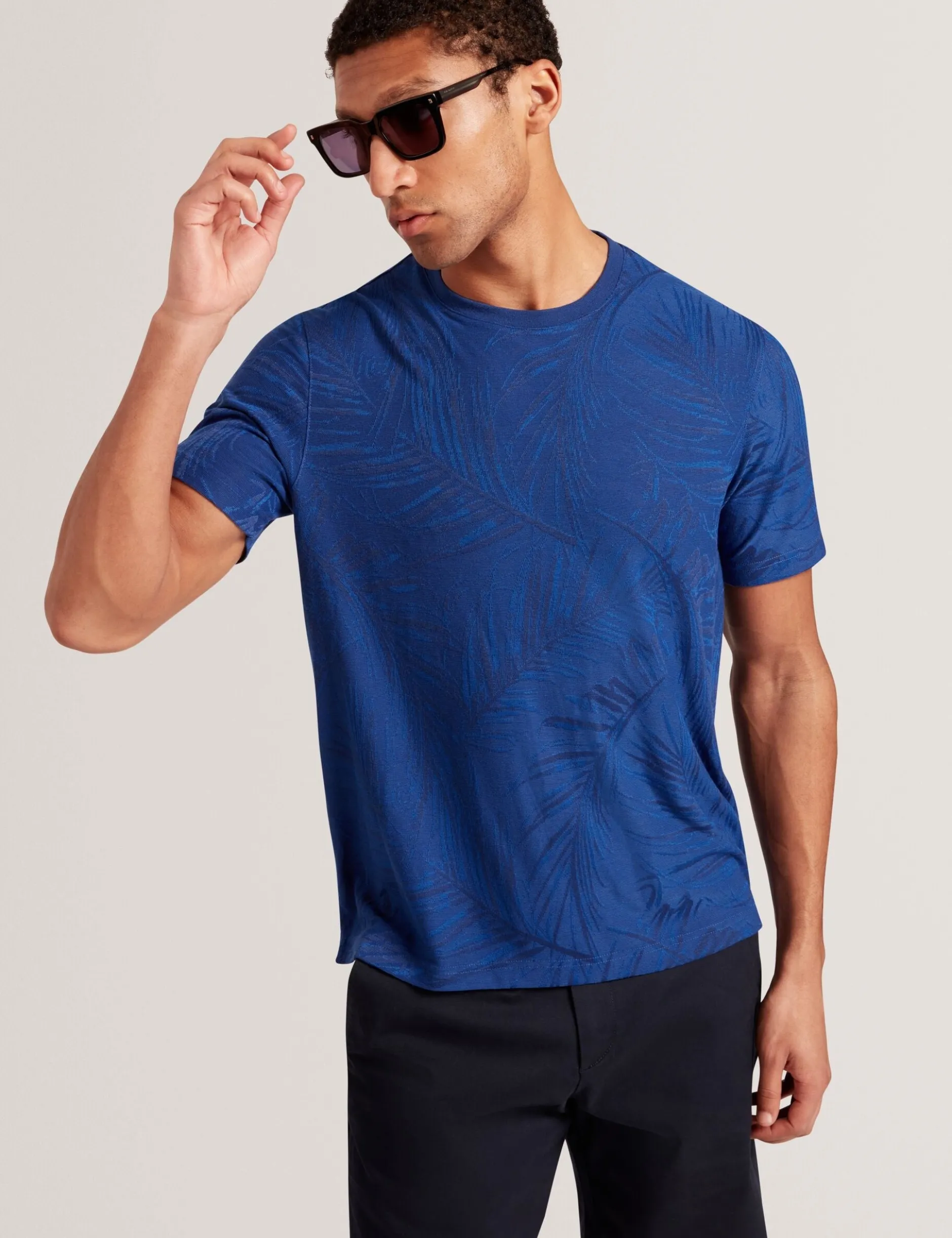 Kurzarm-T-Shirt mit Jacquard-Blattmuster