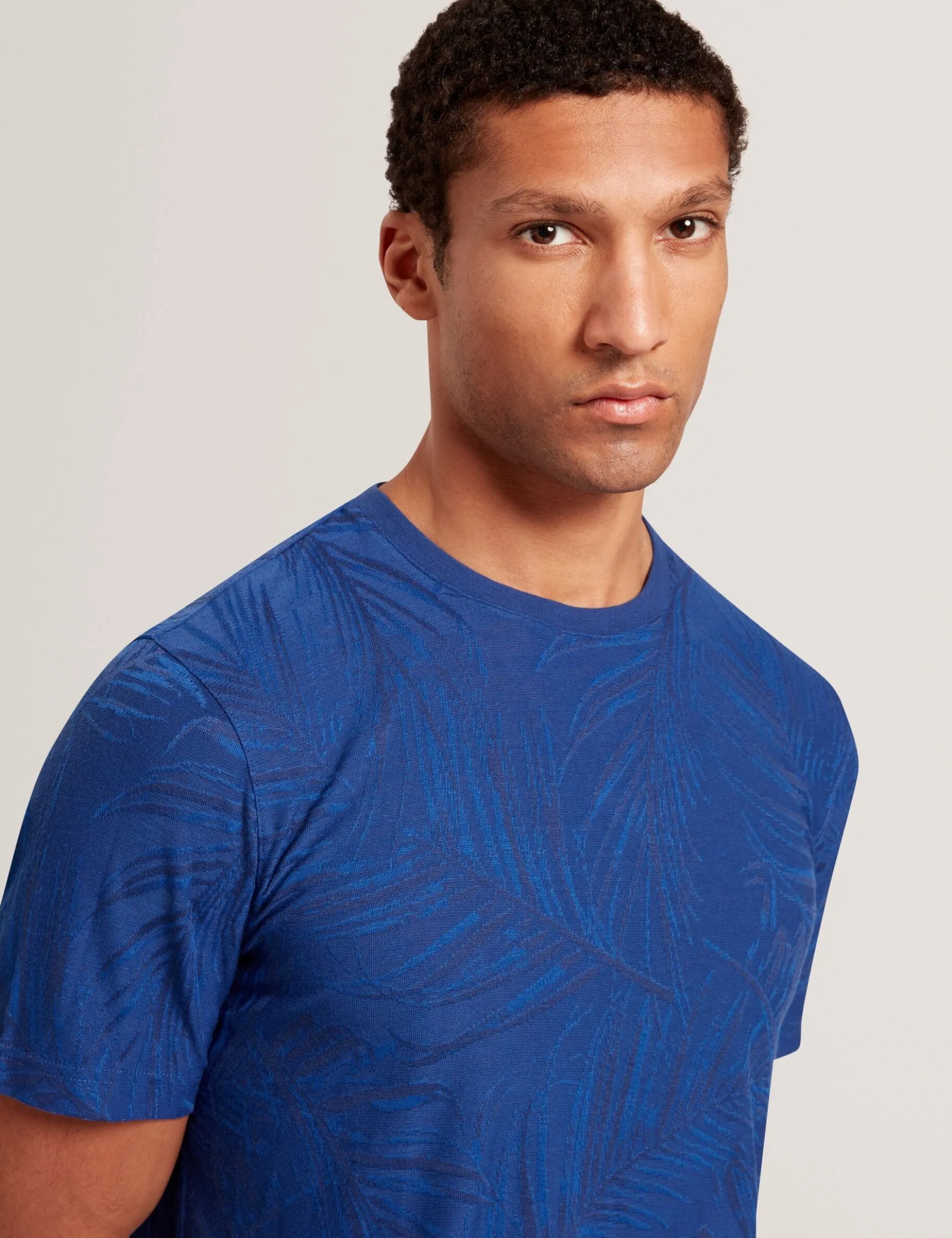 Kurzarm-T-Shirt mit Jacquard-Blattmuster