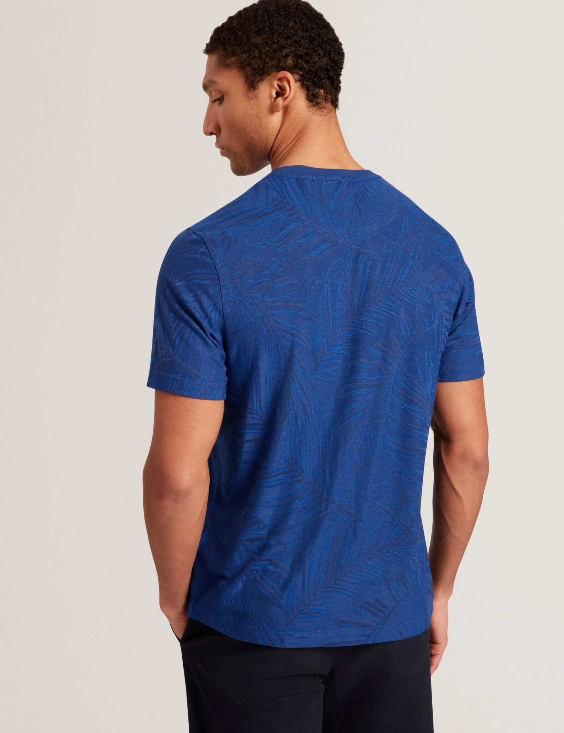Kurzarm-T-Shirt mit Jacquard-Blattmuster