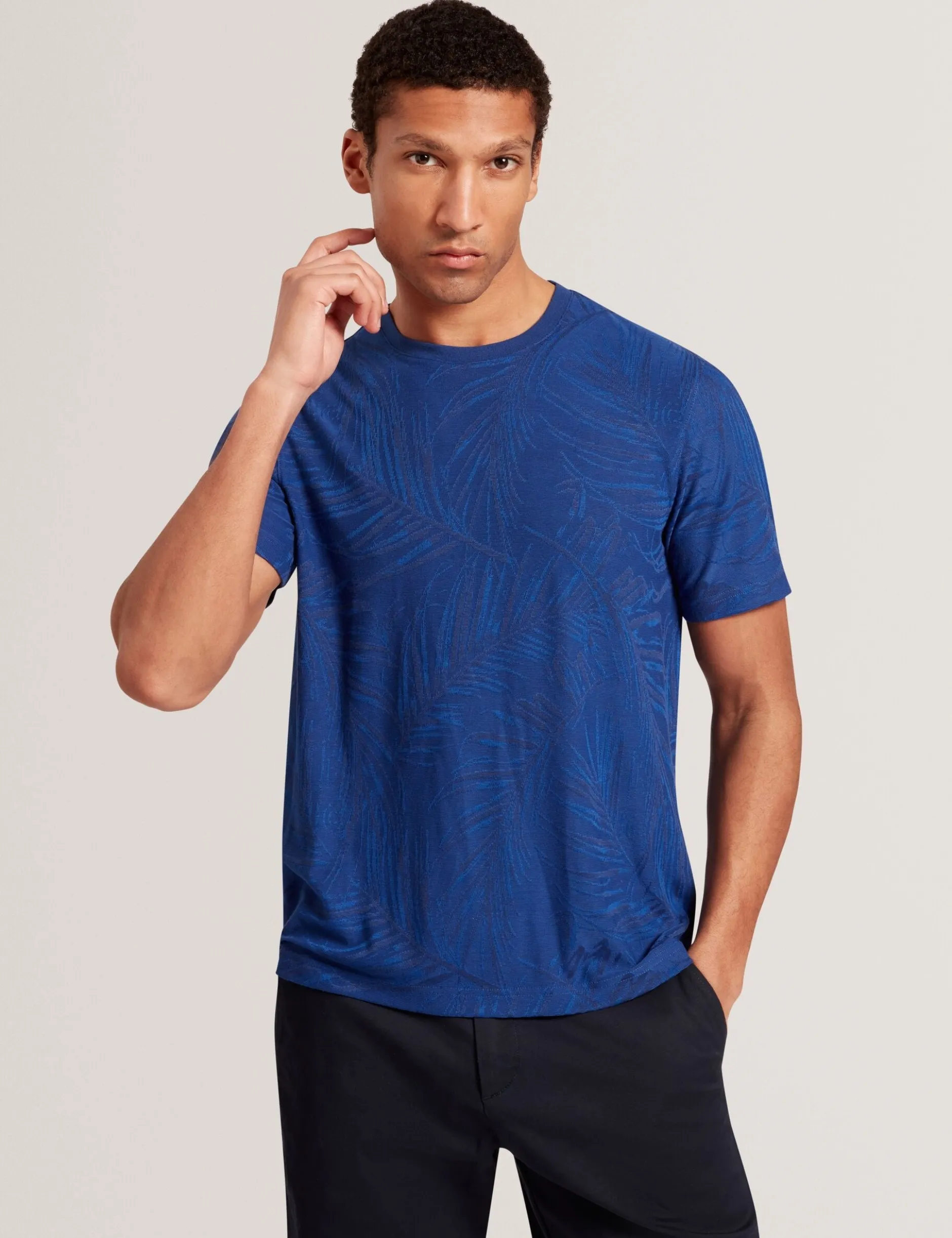 Kurzarm-T-Shirt mit Jacquard-Blattmuster