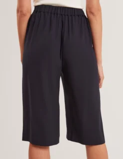 Kurze Culottes mit Stretchbund und weitem Bein