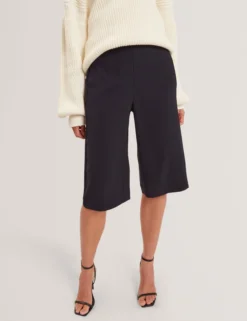 Kurze Culottes mit Stretchbund und weitem Bein