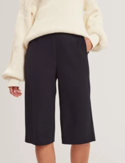 Kurze Culottes mit Stretchbund und weitem Bein