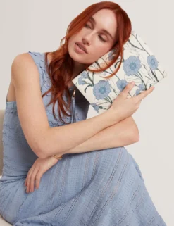 Kuvert-Clutch mit Blumenmuster