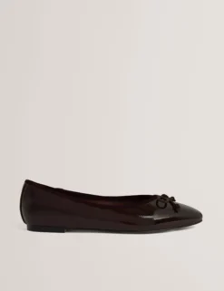Lackleder-Ballerinas mit Schleife