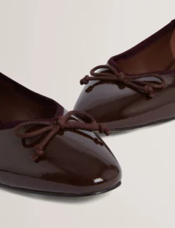 Lackleder-Ballerinas mit Schleife