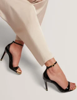 Lackleder-Sandalen mit Stilettoabsatz