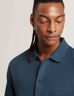 Langärmliges, strukturiertes Poloshirt mit Knopfleiste