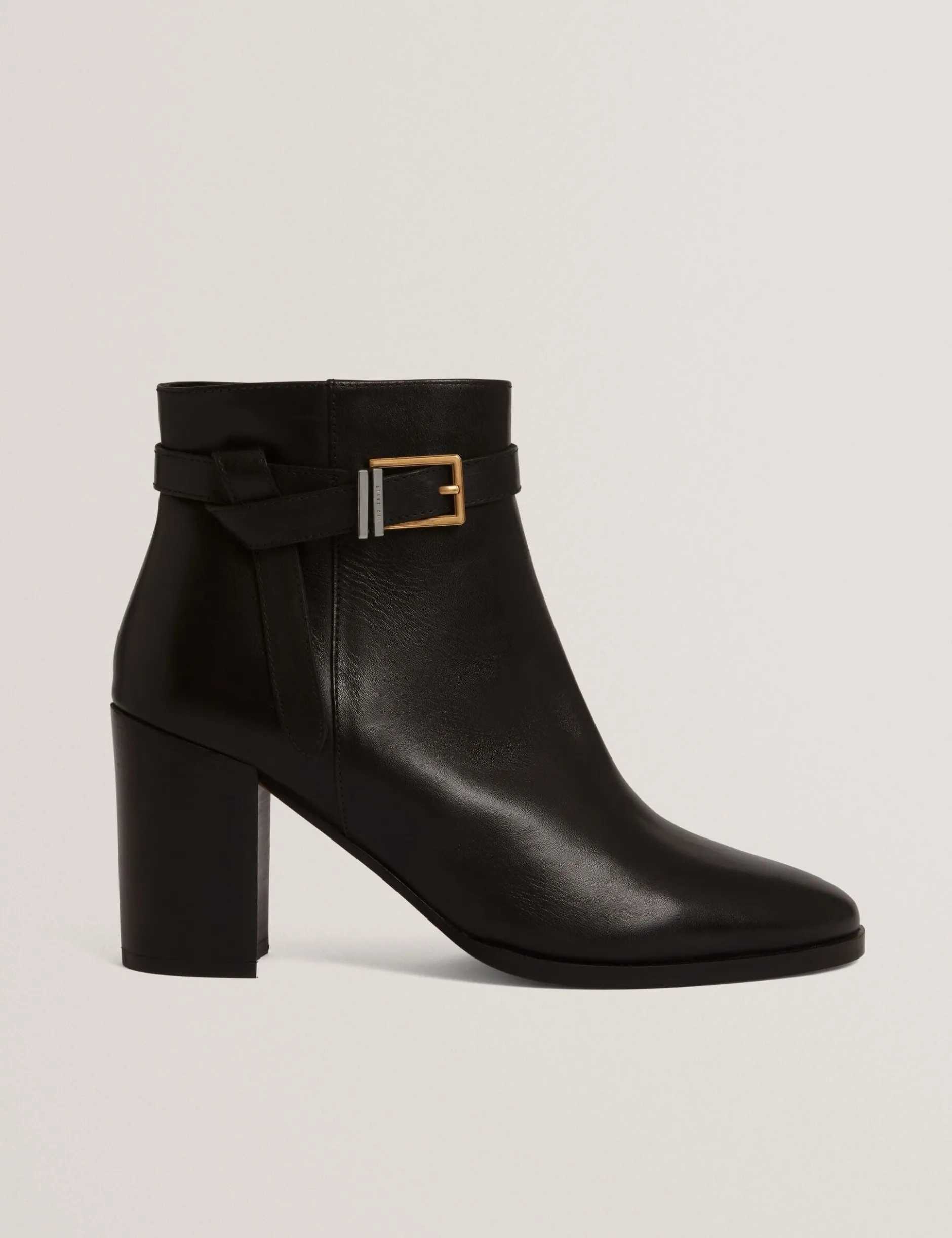 Leder-Ankle-Boots mit Gürtelbesatz und Absatz
