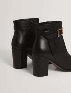 Leder-Ankle-Boots mit Gürtelbesatz und Absatz