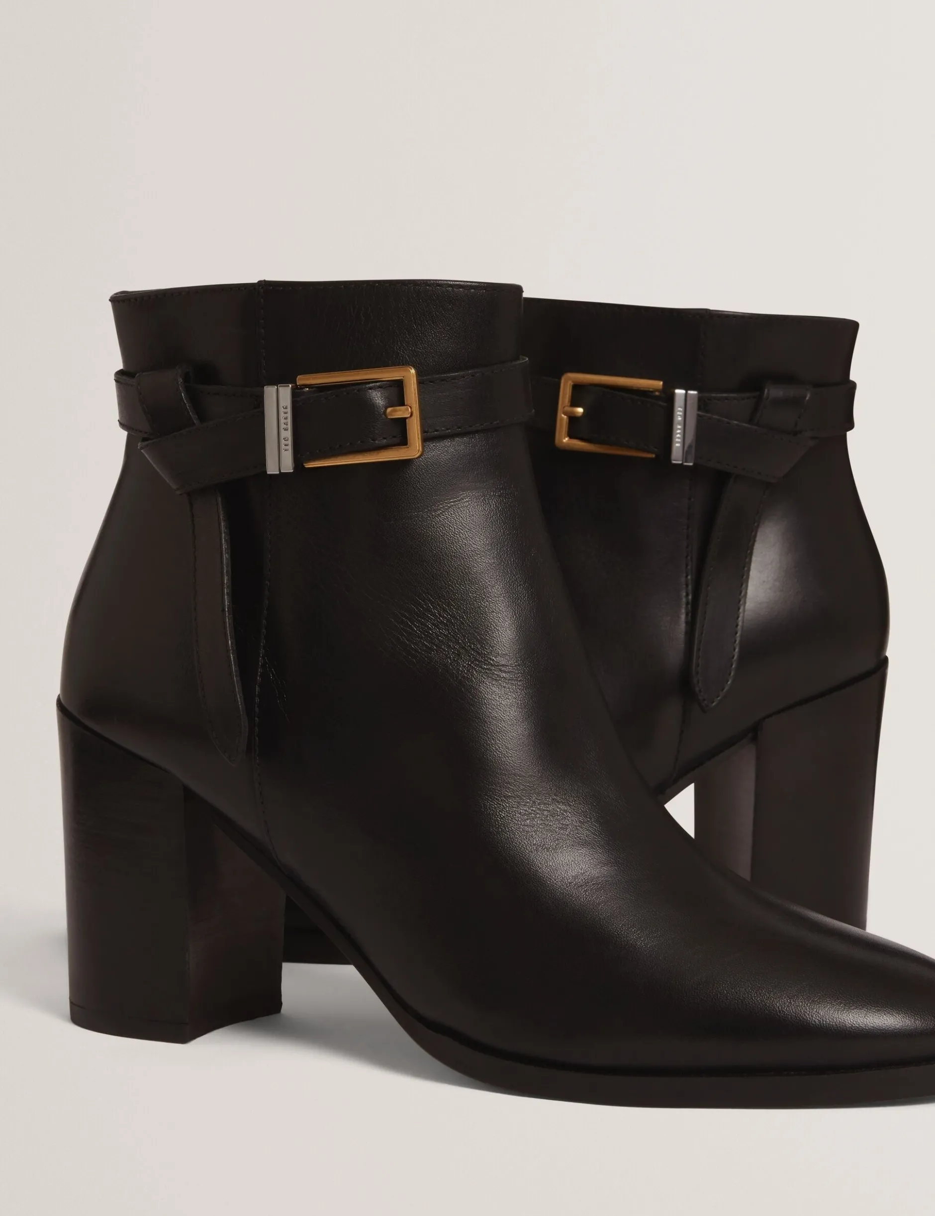 Leder-Ankle-Boots mit Gürtelbesatz und Absatz