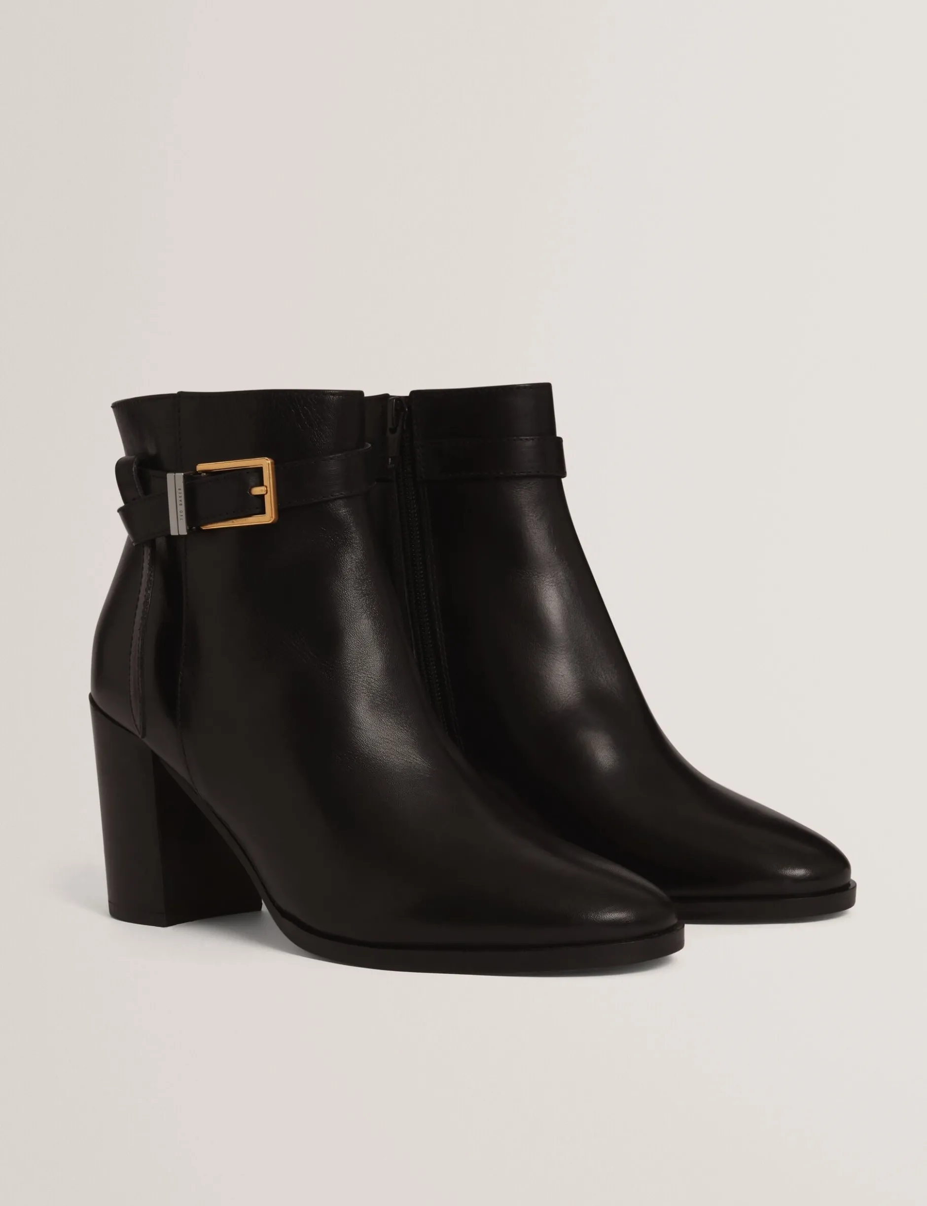 Leder-Ankle-Boots mit Gürtelbesatz und Absatz