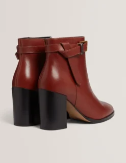 Leder-Ankle-Boots mit Gürtelbesatz und Absatz