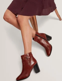 Leder-Ankle-Boots mit Gürtelbesatz und Absatz