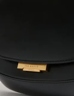 Lederschultertasche mit Schlossdetail