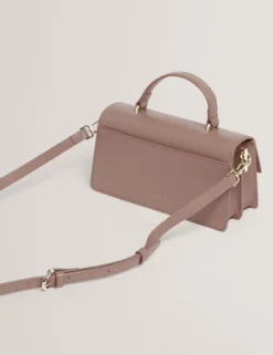 Leder-Umhängetasche mit breitem Riemen und Stegdetail