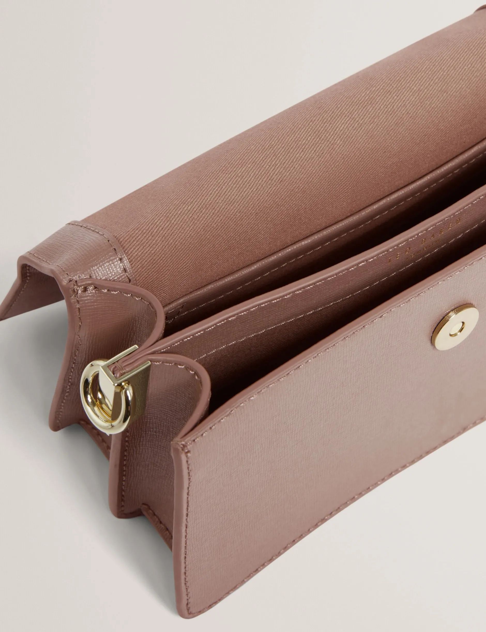 Leder-Umhängetasche mit breitem Riemen und Stegdetail