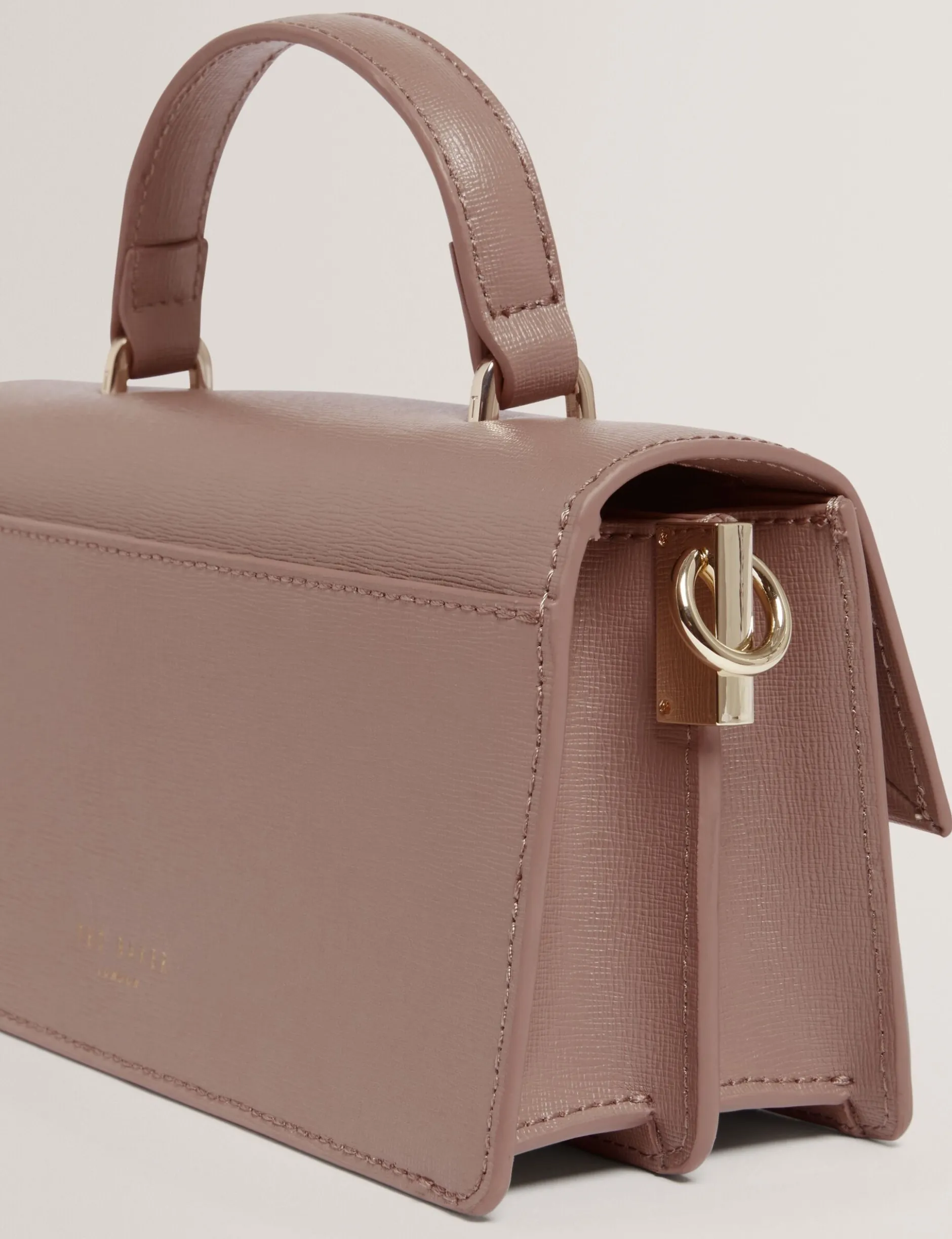 Leder-Umhängetasche mit breitem Riemen und Stegdetail