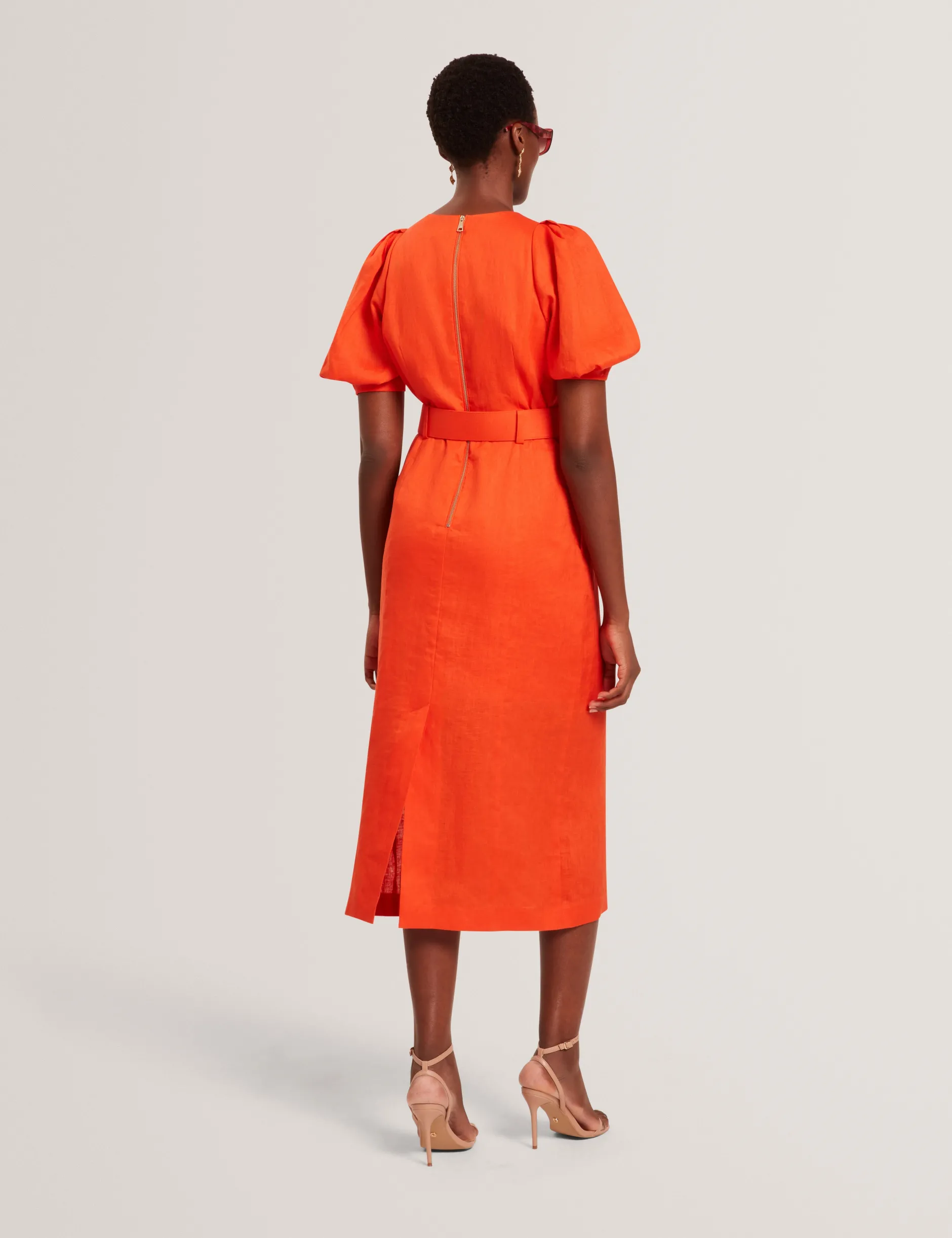Leinen-Midikleid mit Puffärmeln und Gürtel