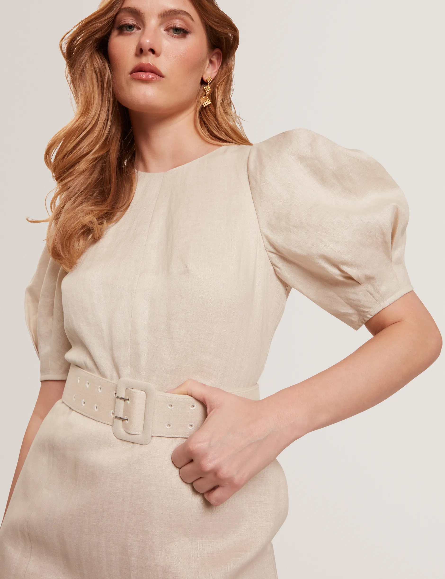 Leinen-Midikleid mit Puffärmeln und Gürtel