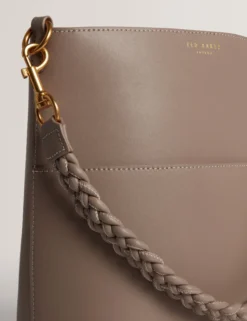 Längliche Leder-Beuteltasche mit geflochtenem Henkel
