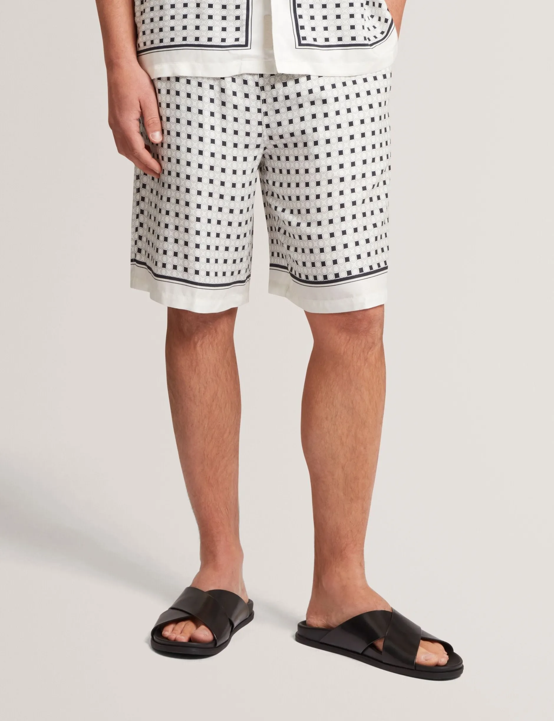 Lässige Shorts mit Geo-Fliesenmuster zum Hineinschlüpfen