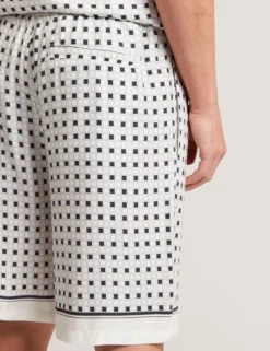 Lässige Shorts mit Geo-Fliesenmuster zum Hineinschlüpfen
