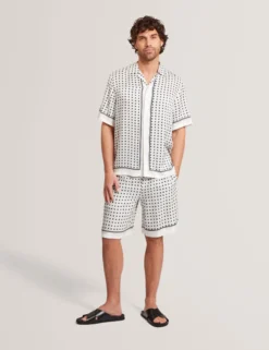 Lässige Shorts mit Geo-Fliesenmuster zum Hineinschlüpfen
