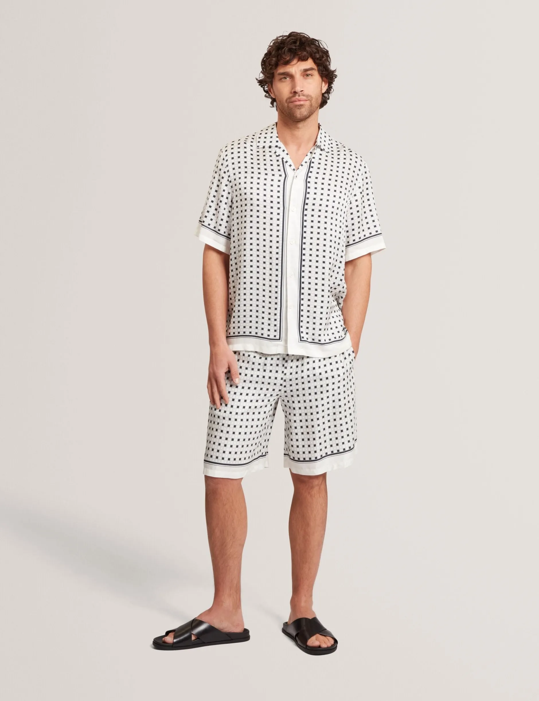 Lässige Shorts mit Geo-Fliesenmuster zum Hineinschlüpfen