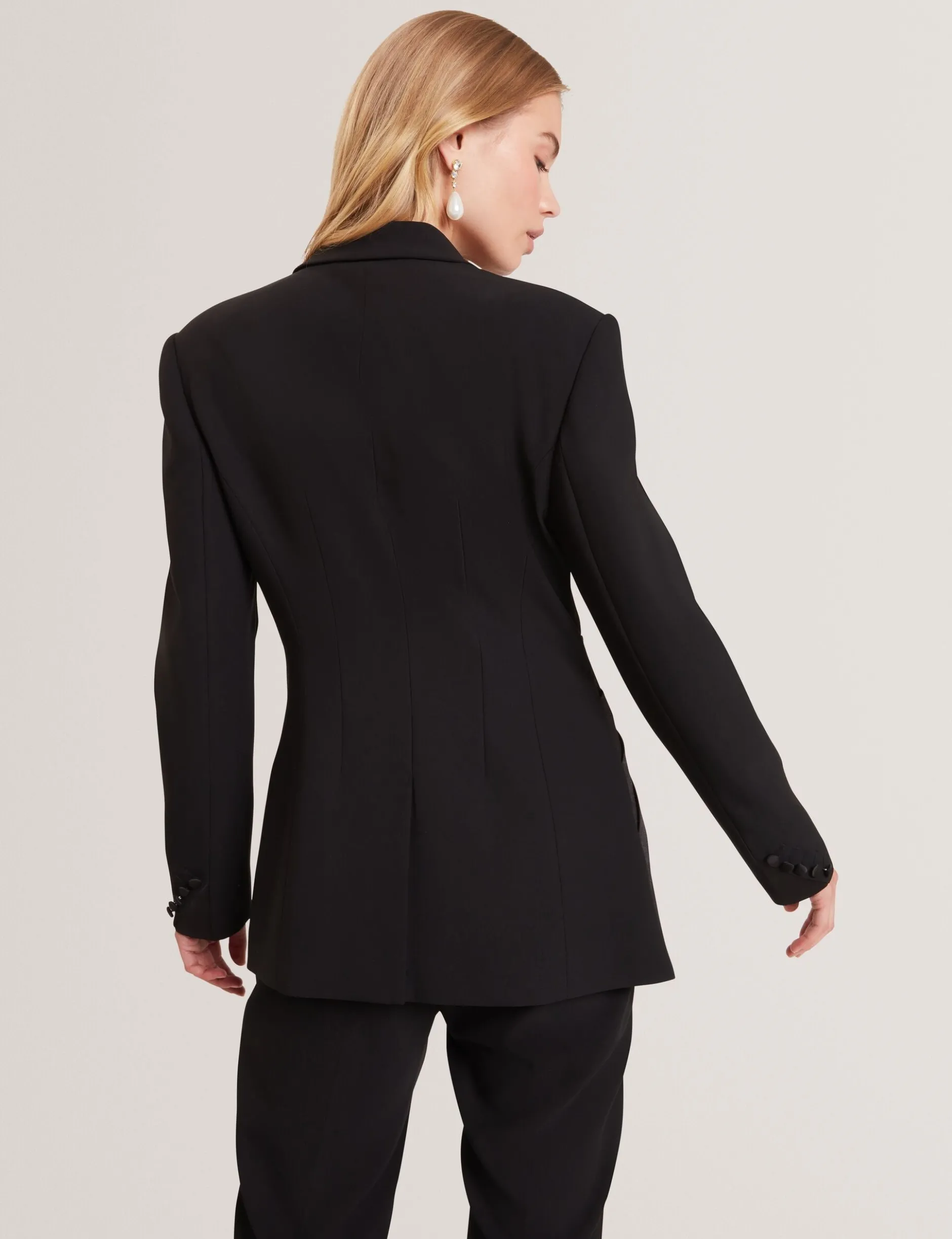 Maßgeschneiderter Blazer mit Satinschleife
