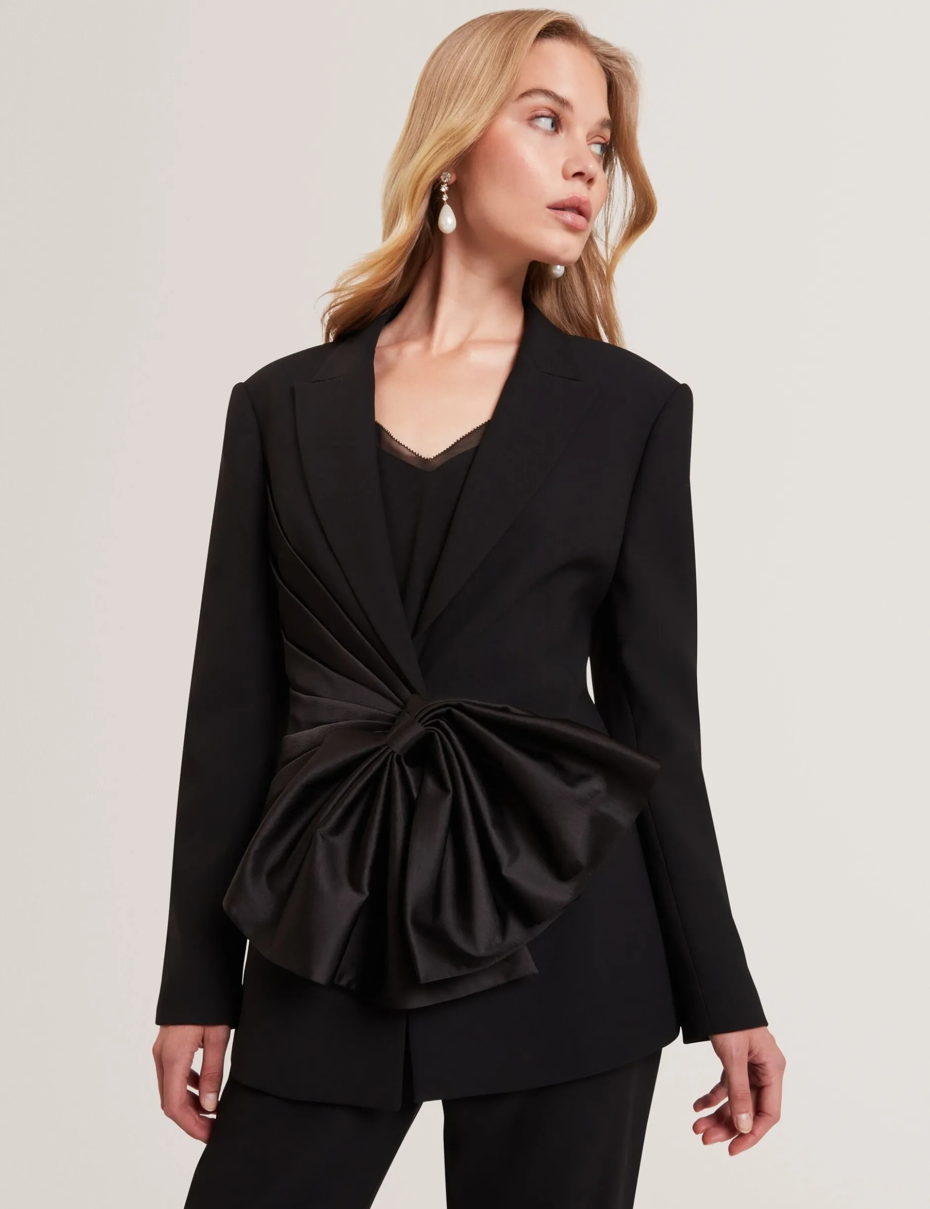 Maßgeschneiderter Blazer mit Satinschleife