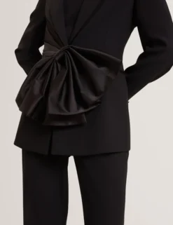 Maßgeschneiderter Blazer mit Satinschleife