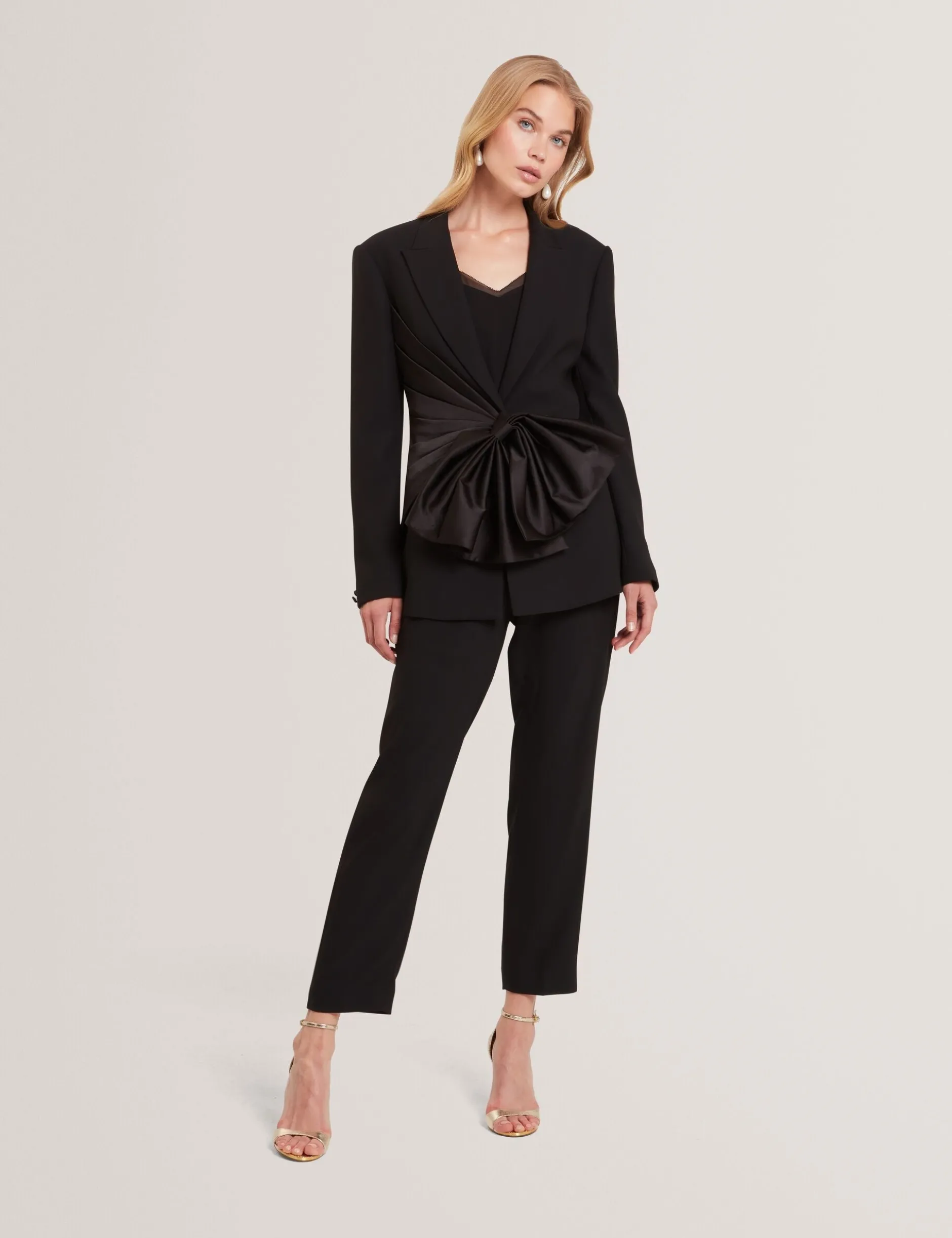Maßgeschneiderter Blazer mit Satinschleife
