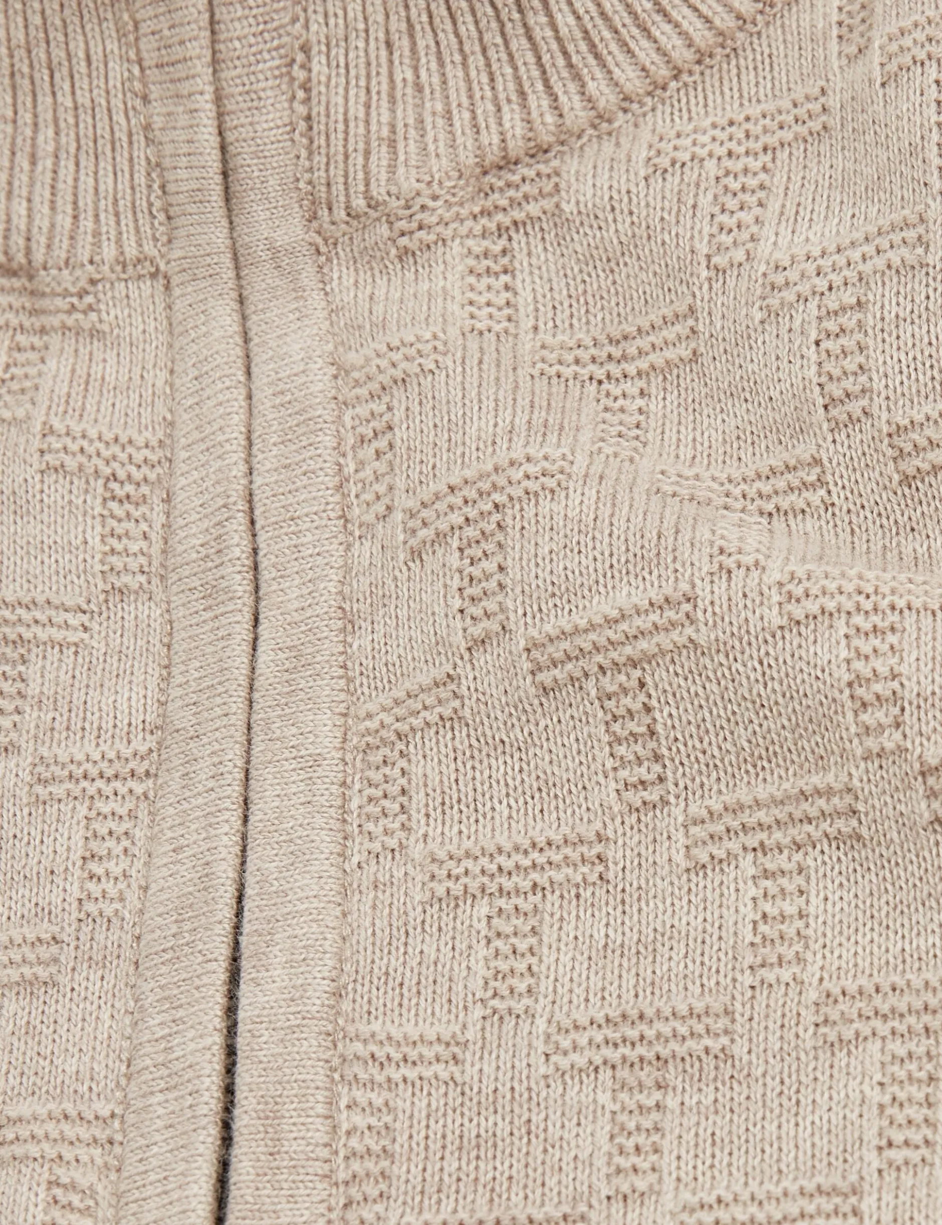 Markenpullover mit strukturierter Oberfläche und Reißverschluss am Kragen