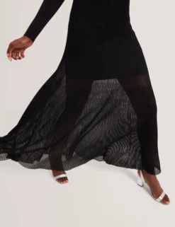 Maxikleid aus Strick mit transparenten Details und langen Ärmeln